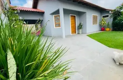 Casa com piscina na rua josué guimarães, bairro jardim dos lagos- guaíba
