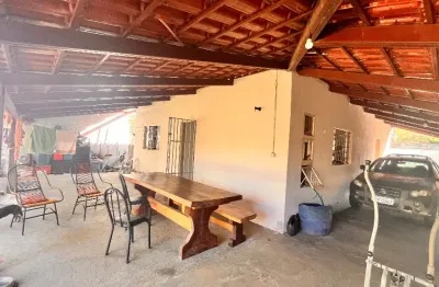 Casa exclusiva no lote com quintal amplo, dois quartos com banho social , sala e cozinha amplas, área de serviço, toda lajotada e com varanda em l. região de fácil acesso a continuação da av leste oes