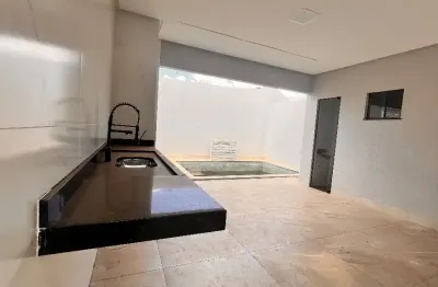 Casa novíssima três quartos com suíte, varanda goumet e piscina aquecida