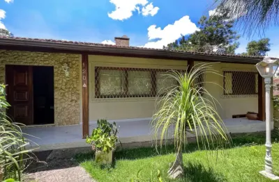 Casa em excelente localização no bairro iucas, 5 minutos do alto