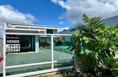 Sobrado na praia de ubatuba com piscina-suíte master - são francisco do sul,sc.