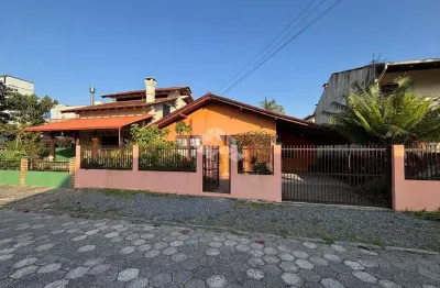 Casa com 2 quartos a uma quadra da praia da enseada-localização privilegiada