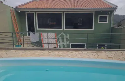 Casa à venda com 245m  a c e 345m  a t com o3 dorm, sendo 01 suite , e piscina.