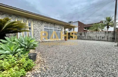 Casa com 3 quartos sendo 1 suíte, 3 vagas de garagem, área de churrasqueira e amplo quintal à venda no bairro jardim iririú.
