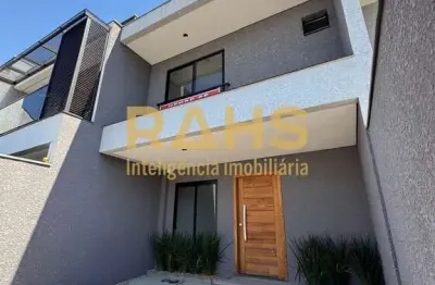 Linda casa geminda com 3 quartos, sendo 1 suite,com 121,73m² de area privativa, area de terreno nos fundos, 2 vagas de garagem