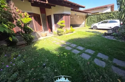 Código  4539 - aluga casa no bairro castelo, 213m² de área privativa, 573,38m² de área externa, 04 quartos, sendo uma suíte, sala, copa, cozinha com armários, área de serviço, área gourmet com armário