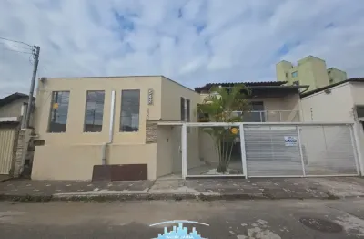 Código 4534 - aluga casa no bairro bela vista, 03 quartos, sendo 01 suite, escritório, sala, copa, cozinha, área de serviço, 02 banheiros sociais, 03 vagas de garagem, quintal com churrasqueira.