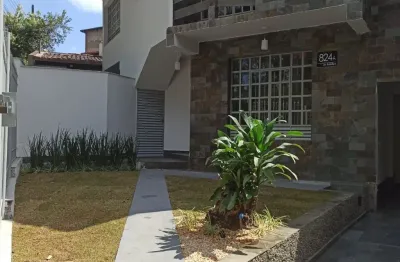 Código 4574 - aluga casa duplex, com aproximadamente 240m², 03 quartos, sendo duas suítes, uma suíte com sacada, sala, copa, área de serviço com armário, cozinha com armário, 01 lavabo, quintal, 02 va
