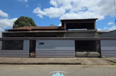 Código 4580 - aluga casa no bairro bela vista, com 03 quartos, sendo 01 suíte, 01 banheiro social, cozinha com armário, área de serviço, sala, copa, terraço, quintal, 02 vagas de garagem cobertas.