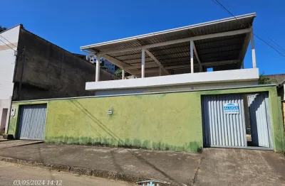 Código 4570 - aluga casa na rua petrolina, bairro caravelas, 03 quartos, sendo 01 suíte, sala, copa, cozinha, 01 banheiro social, área de serviço, terraço, 03 vagas de garagem.