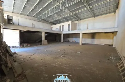Código 4590 - aluga galpão no bairro iguaçu, 417m² de área construída, sendo 20m de frente, com escritório, construção com recuo para vagas de escritório na frente. possui pé direito alto.