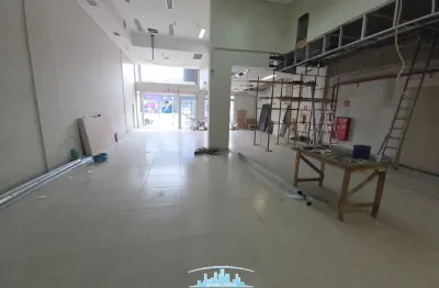 Código 4593 - aluga loja no bairro iguaçu, 370 m² de área total, sendo divida em loja com 258 m² e sobreloja com 112 m², três banheiros, área de cozinha e ar condicionado central com infraestrutura pa