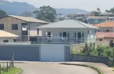 Excelente casa com 03 dormitórios em serraria – são josé - sc