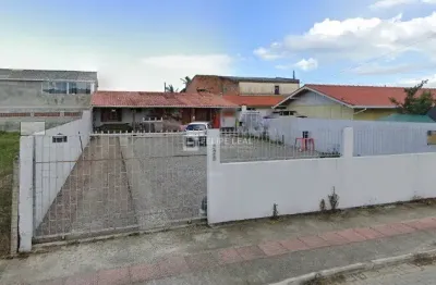 Casa na praia do pontal com 02 quartos e amplo quintal em palhoça-sc