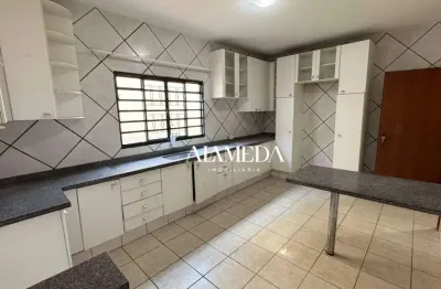 Casa com 5 quartos sendo 1 suíte com armário na cozinha na região leste para alugar, 190 m² por r$ 2.750/mês - residencial abussafe - londrina/pr