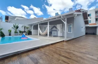 Casa Linear com Piscina - 03 Dormitórios (Averbada - Financia)