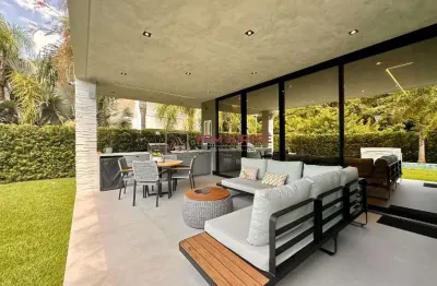 Casa à venda na rua dos carapanás, 73, jurerê internacional, florianópolis por r$ 13.990.000