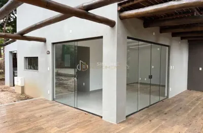 Casa à venda na praia do forte com 3 suítes e 2 vagas.