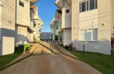 Sobrado em condomínio fechado com 1 suite e 2 quartos- bairro canadá