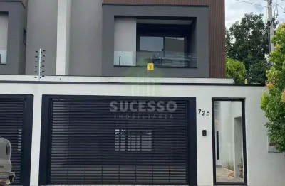 Sobrado com 3 suítes, energia solar, 4 vagas e piscina no maria luiza