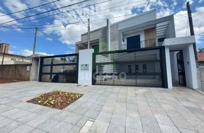 Sobrado com 01 suíte, 02 quartos e 02 vagas, localizado no bairro coqueiral!