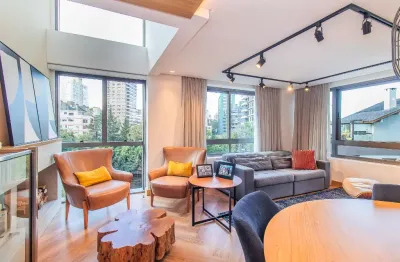 Duplex de cinema totalmente mobiliado e projetado por arquiteto