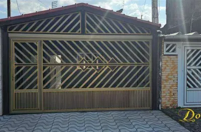 Casa geminada de 3 dormitórios com 2 vagas , perto da praia da mirim em praia grande sp.