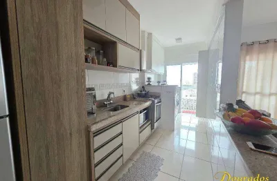 Apartamento de 2 dormitórios, sendo 1 suíte, rico em planejados com varanda gourmet na aviação em praia grande sp.