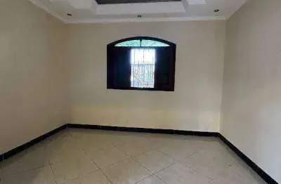 Casa geminada de 2 dormitórios, sendo 1 suíte, 2 vagas na guilhermina em praia grande sp.