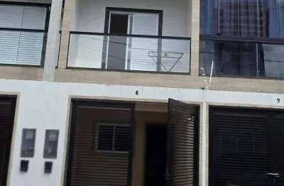 Sobrado mobiliado geminado de 2 dormitórios com 1 suíte, com varanda na aviação em praia grande sp.