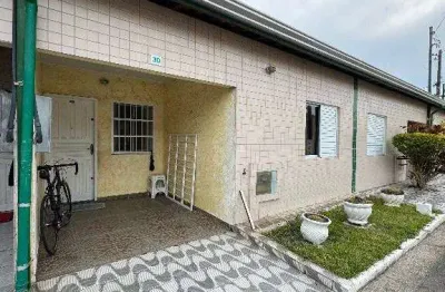 Casa de condominio com 2 dormitórios, 1 vaga, no quietude em praia grande sp.