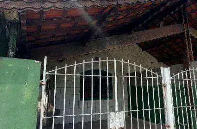 Casa geminada para reformar com 2 dorm(s), sendo 1 suíte , na mirim em praia grande sp.
