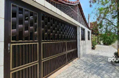 Casa de 2 dormitórios, sendo 1 suíte, 4 vagas, no Maracanã em Praia Grande SP.