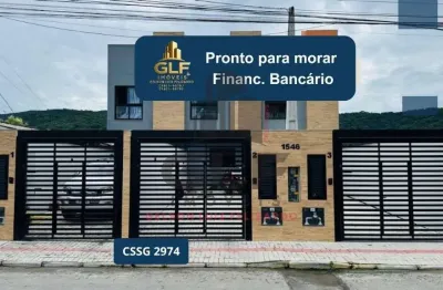 Casa sobrado geminado à venda na cidade de itapema/sc no bairro morretes, com 2 suítes e 2 vagas de garagem. bem localizado