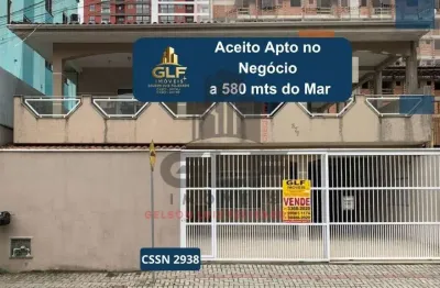 Sobrado a 580 metros do mar em itapema/sc, bairro morretes, com 4 qtos, aceito apartamento no negócio, possui piscina, pebolim, sinuca, tenis de mesa.