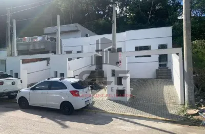 Barbada casa geminada baixa a venda na cidade de itapema/sc no bairro alto são bento, com 2 dormitórios sendo 1 suíte e 1 vaga de garagem.