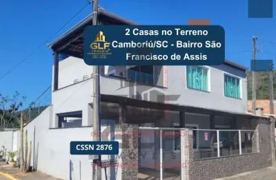 2 casas no terreno a venda em camboriú, no bairro são francisco de assis, sendo 2 casas, 1 em cada andar. terreno conta com 160 m². a 3 km