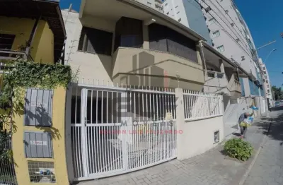 Casa mobiliada em itapema/sc, no bairro meia praia. com 3 dormitórios e 100m². bem localizada a 300m do mar
