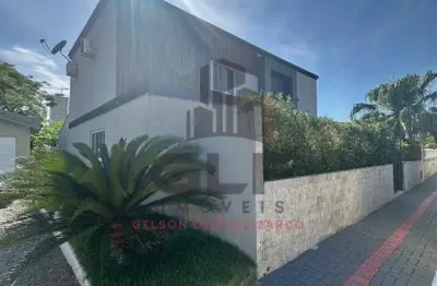 Casa mobiliada com piscina a venda em itapema/sc. casa com 3 dormitórios, sendo 1 suíte e 2 vagas de garagem. bem localizada