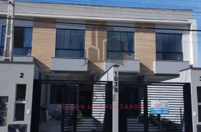 Casa sobrado a venda na cidade de itapema/sc no bairro morretes, com 2 suítes e 2 vagas de garagem. bem localizado