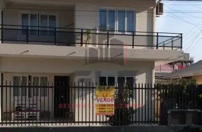 2 casas no terreno + kitnet nos fundos na cidade de itapema/sc no bairro alto são bento. terreno conta com 252 m² sendo 12 x 21. renda extra aluguel