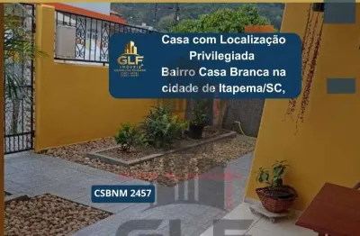 Casa com localização privilegiada no bairro casa branca na cidade de itapema/sc, com 3 dormitórios + 1 kitner aos fundos. terreno com 300 m² total