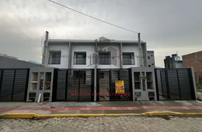 Casa geminada em itapema bairro morretes, com 90m² sendo 3 dormitórios e 1 suíte, vaga para até 2 carros, com quintal nos fundos