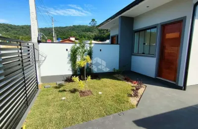 Casa geminada com 2 dormitórios, sendo 1 suíte, 1 vagas descoberta e 55m² para vender por r$ 395.000,00