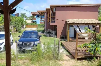 Pousada na praia do rosa, com 4 casas, sendo 3 lofts, piscina aquecida, 5 vagas de garagem e 380m² para vender por r$ 1.150.000,00.