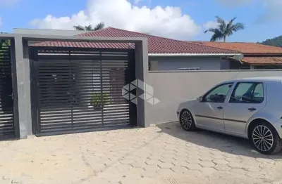 Casa com 3 dormitórios, sendo 1 suíte, 2 vagas cobertas, 6 apartamentos alugados e 474m² para vender por r$ 2.332.000,00.