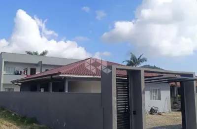 Casa com 3 dormitórios, sendo 1 suíte, 2 vagas cobertas, 6 apartamentos alugados e 474m² para vender por r$ 2.332.000,00.