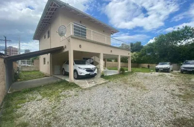 Casa sobrado com 3 dormitorios sendo uma suite, localizado no bairro vila nova em porto belo sc à venda por r$ 1.560.000,00