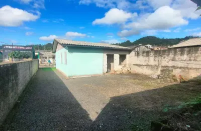 Casa com 3 dormitórios, 1 banheiro e 1 vaga de garagem coberta para vender por r$ 215.000,00.