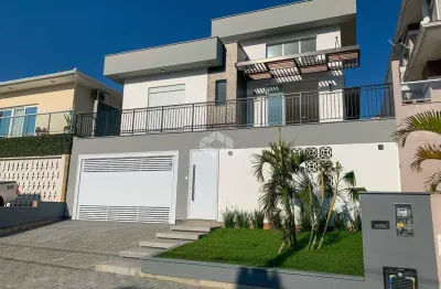 Casa alto padrão com 3 dormitórios, sendo 1 suíte master no pedra branca em palhoça | à venda por r$ 1.790.000,00.